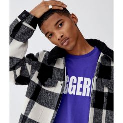 Koszulka z napisem „Triggered”. Różowe koszulki męskie Pull&Bear, m, z napisami, bez kołnierzyka, z krótkim rękawem, krótkie. Za 49,90 zł.