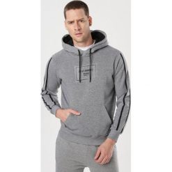 Szara Bluza Nedacine. Szare bluzy męskie Born2be, xl, bez wzorów, bez kołnierzyka, bez rękawów, bez kaptura. Za 79,99 zł.