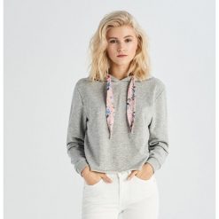 Krótka bluza z kapturem - Jasny szar. Szare bluzy damskie marki Sinsay, s, bez wzorów, z krótkim rękawem, krótkie, z kapturem. Za 39,99 zł.