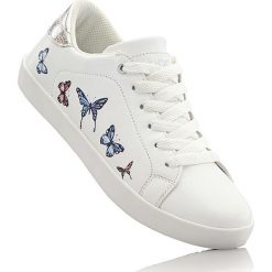 Sneakersy bonprix biały. Białe buty dziewczęce sportowe bonprix, bez wzorów, bez zapięcia. Za 74,99 zł.