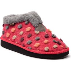 Kapcie MANITU - 340230 Rot 4. Czerwone klapki damskie Manitu, z aplikacjami, z tworzywa sztucznego, bez obcasa. Za 119,00 zł.