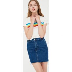 Biała koszulka z paskami w trzech kolorach. Białe t-shirty damskie marki Pull&Bear, w paski. Za 39,90 zł.
