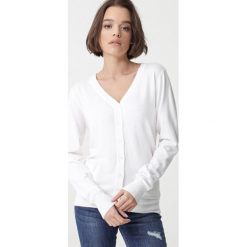 Biały Sweter Jonesboro. Białe swetry damskie Born2be, s, bez wzorów, klasyczne, bez rękawów, długie, bez kaptura. Za 109,99 zł.