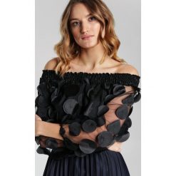 Czarna Bluzka Makena. Czarne bluzki damskie Renee, xl, z aplikacjami, z jeansu, bez kołnierzyka, bez rękawów. Za 79,99 zł.