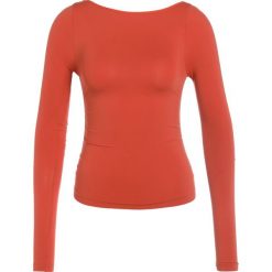 Free People LOW BACK LAYERING Bluzka z długim rękawem orange. Pomarańczowe topy sportowe damskie marki Free People, z elastanu, sportowe, z długim rękawem. W wyprzedaży za 139,30 zł.