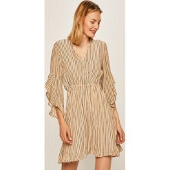 Billabong - Sukienka. Sukienki damskie Billabong, na co dzień, s, w kwiaty, z wiskozy, casualowe, bez kołnierzyka, bez rękawów, mini, proste. W wyprzedaży za 239,90 zł.