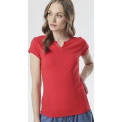 Czerwony T-shirt Mayanelle. Czerwone bluzki damskie Born2be, s, bez wzorów, bez kołnierzyka. W wyprzedaży za 24,99 zł.