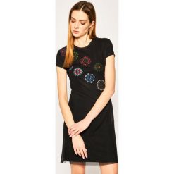 Sukienka codzienna Desigual Dammi 20SWVK67. Czarne sukienki damskie Desigual, na co dzień, na lato, l, bez wzorów, bez kołnierzyka, bez rękawów, proste. W wyprzedaży za 189,00 zł.