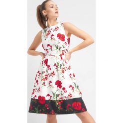 Rozkloszowana sukienka w kwiaty. Brązowe sukienki damskie Orsay, na imprezę, na lato, w kwiaty, z elastanu, z dekoltem na plecach, bez rękawów, rozkloszowane. Za 179,99 zł.