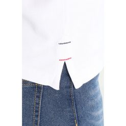 Bluzki, topy, tuniki: Tommy Jeans MODERN FIT Koszulka polo bright white