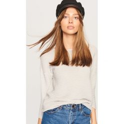 Sweter z błyszczącą nitką - Srebrny. Szare bez kategorii marki Reserved, s. W wyprzedaży za 39,99 zł.