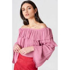 Josefin Ekström for NA-KD Top z odkrytymi ramionami - Pink. Różowe topy damskie Josefin Ekström for NA-KD, m, bez wzorów, z tkaniny, z falbankami. Za 121,95 zł.