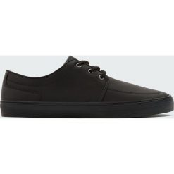 Tenisówki full black. Czarne buty sportowe męskie marki Pull&Bear, bez wzorów, sportowe, bez zapięcia. Za 139,00 zł.