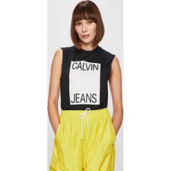 Calvin Klein Jeans - Top. Czarne bluzki damskie marki Calvin Klein Jeans, s, z nadrukiem, z bawełny, z okrągłym kołnierzem, bez rękawów. Za 139,90 zł.