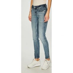 Calvin Klein Jeans - Jeansy. Niebieskie rurki damskie marki Calvin Klein Jeans, z elastanu. Za 449,90 zł.