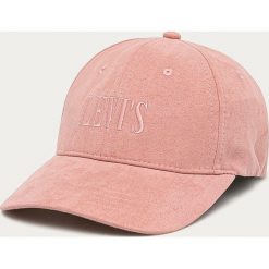 Levi's - Czapka. Różowe czapki damskie Levi's®, z aplikacjami, z poliesteru. W wyprzedaży za 99,90 zł.