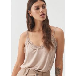 Bieliźniany top z koronką - Beżowy. Brązowe topy damskie Sinsay, s, w koronkowe wzory, z koronki, bez kołnierzyka. Za 19,99 zł.