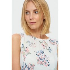 Wzorzysta bluzka z koronką. Szare bluzki damskie Greenpoint, w koronkowe wzory, z wiskozy, bez kołnierzyka, bez rękawów. Za 79,99 zł.
