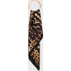 Moschino - Chusta. Czarne szaliki damskie MOSCHINO, z jedwabiu. W wyprzedaży za 599,90 zł.
