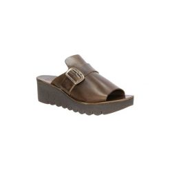 Chodaki Fly London Klapki skórzane na koturnie P14388100. Szare klapki damskie Fly London, na koturnie. Za 268,99 zł.