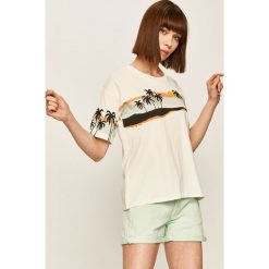 Pepe Jeans - T-shirt Lara. Białe bluzki damskie Pepe Jeans, s, z nadrukiem, z bawełny, z okrągłym kołnierzem. W wyprzedaży za 159,90 zł.