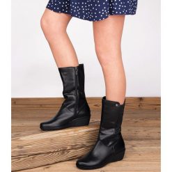 Kozaki damskie Pesco 1781 Czarne. Czarne kozaki damskie PESCO, ze skóry, eleganckie, bez obcasa, na koturnie, bez zapięcia. Za 299,00 zł.