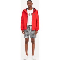 Kurtka w żeglarskim stylu z kapturem. Czerwone kurtki męskie Pull&Bear, m, z kapturem. Za 69,90 zł.