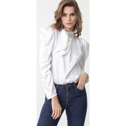 Biała Bluzka Pemberton. Białe bluzki damskie Born2be, s, bez wzorów, z tkaniny, eleganckie, bez kołnierzyka, z długim rękawem. Za 89,99 zł.