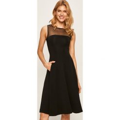 Emporio Armani - Sukienka. Czarne sukienki damskie Emporio Armani, na co dzień, z aplikacjami, z elastanu, casualowe, z okrągłym kołnierzem, bez rękawów, midi, rozkloszowane. Za 1449,00 zł.
