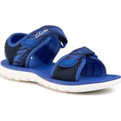 Sandały CLARKS - Surfing Tide K 261493477 Navy Combi. Niebieskie sandały chłopięce Clarks, z tworzywa sztucznego, bez zapięcia. Za 139,00 zł.