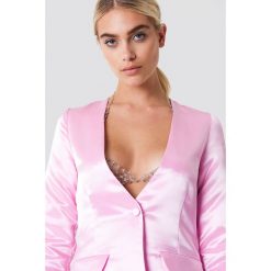 Galore x NA-KD Lśniąca marynarka - Pink. Różowe marynarki i żakiety damskie marki Galore x NA-KD, l, z poliesteru. W wyprzedaży za 101,48 zł.