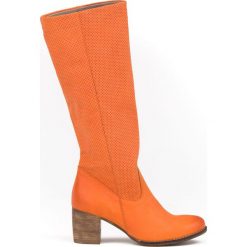 Dziurkowane kozaki na słupku - skóra naturalna - model 155 - kolor pomarańczowy. Pomarańczowe kozaki damskie Zapato, do pracy, na lato, ze skóry, biznesowe, na wysokim obcasie, na obcasie, bez zapięcia. W wyprzedaży za 391,20 zł.
