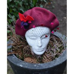 Bordowy beret. Czerwone czapki damskie Pakamera, z aplikacjami, z wełny. Za 150,00 zł.