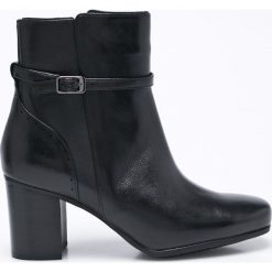 Clarks - Botki. Czarne buty zimowe damskie Clarks, z materiału, na obcasie. W wyprzedaży za 239,90 zł.