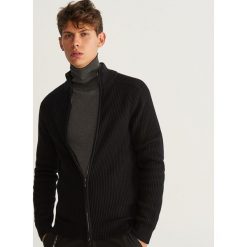 Sweter zapinany na zamek - Czarny. Czarne swetry rozpinane męskie marki Reserved, l. Za 99,99 zł.