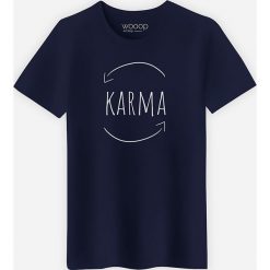 Koszulka "Karma" w kolorze granatowym. Niebieskie koszulki męskie Wooop, xl, z nadrukiem, z bawełny, z okrągłym kołnierzem, bez rękawów. W wyprzedaży za 59,95 zł.