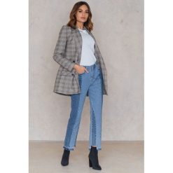 Statement By NA-KD Influencers Jeansy Xeniaoverdose - Blue. Niebieskie jeansy damskie marki Statement By NA-KD Influencers, z bawełny. W wyprzedaży za 110,48 zł.