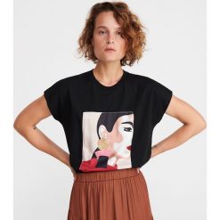 T-shirt z aplikacją i nadrukiem - Czarny. Czarne t-shirty damskie Reserved, s, z nadrukiem, bez kołnierzyka. Za 69,99 zł.