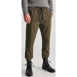Spodnie jogger - Khaki. Brązowe spodnie męskie Reserved, m, bez wzorów. Za 129,99 zł.