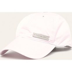 Reebok Classic - Czapka. Różowe czapki damskie Reebok Classic, bez wzorów, z poliesteru. W wyprzedaży za 44,90 zł.