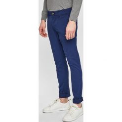 Guess Jeans - Spodnie. Brązowe spodnie męskie Guess Jeans, m, z aplikacjami, z elastanu. W wyprzedaży za 259,90 zł.