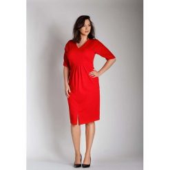 Czerwona Sukienka w Serek z Efektownym Marszczeniem w Talii PLUS SIZE. Czerwone sukienki damskie Molly.pl, na co dzień, xl, bez wzorów, biznesowe, z dekoltem w serek, plus size, bez rękawów. Za 139,90 zł.