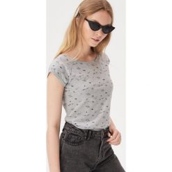 T-shirt z nadrukiem allover - Jasny szary. Szare t-shirty damskie Sinsay, s, z nadrukiem, bez kołnierzyka. Za 14,99 zł.