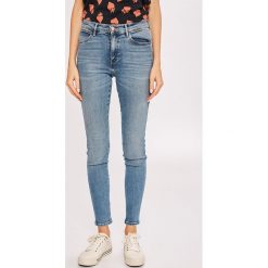 Wrangler - Jeansy. Niebieskie jeansy damskie rurki marki Wrangler. Za 329,90 zł.