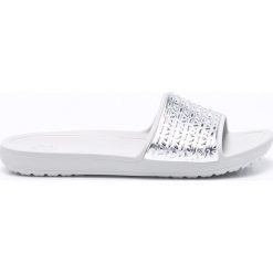 Crocs - Klapki. Szare klapki damskie Crocs, bez wzorów, z materiału, bez obcasa, na obcasie. W wyprzedaży za 139,90 zł.
