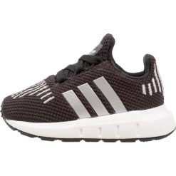 Adidas Originals SWIFT RUN Tenisówki i Trampki core black/silver metallic/footwear white. Czarne trampki męskie adidas Originals, z tworzywa sztucznego. Za 229,00 zł.
