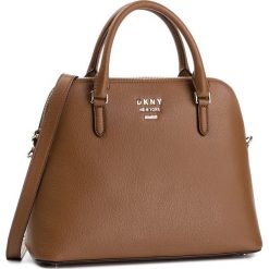 Torebka DKNY - Whitney-Lg Dome Satc R91DHA95 Driftwood DFW. Pomarańczowe torebki klasyczne damskie DKNY, bez wzorów, ze skóry, klasyczne, na ramię, bez dodatków. W wyprzedaży za 639,00 zł.