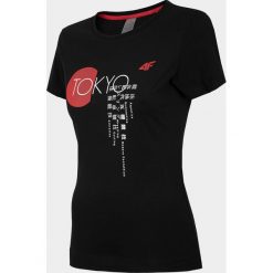 T-shirt damski z kolekcji FROM PAST TO FUTURE. T-shirty damskie xs, z nadrukiem, z bawełny, sportowe, bez kołnierzyka. Za 79,99 zł.