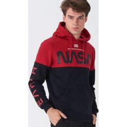 Bluza z kapturem NASA - Czerwony. Czerwone bluzy męskie House, xl, bez wzorów, z kapturem, bez rękawów, z kapturem. Za 129,99 zł.