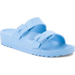 Klapki SCHOLL - Bahia F26924 1032 350 Light Blue. Niebieskie klapki damskie marki Scholl, bez wzorów, z tworzywa sztucznego, bez obcasa. Za 120,00 zł.